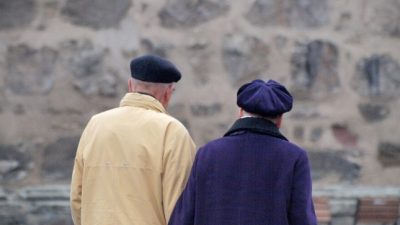 Ältere Menschen leben mehrheitlich in einer Partnerschaft