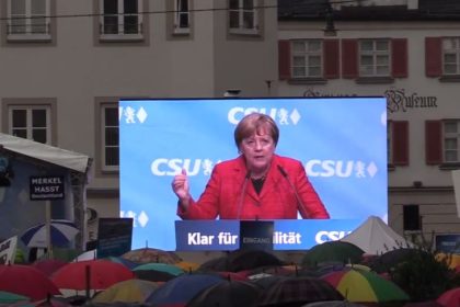 Rosenheimer Wahlkampf-Rede der Kanzlerin: Klatschen im abgesperrten Bereich, hinten Pfiffe – Was war in der Mitte?