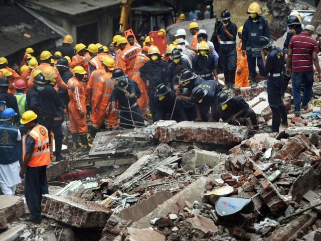Rettungskräfte in Mumbai an den Trümmern eines eingestürzten Hauses. Beim Einsturz des mehrstöckigen Hauses in der indischen Finanzmetropole kamen mehrere Menschen ums Leben. Foto: Mum- MB/PTI/dpa