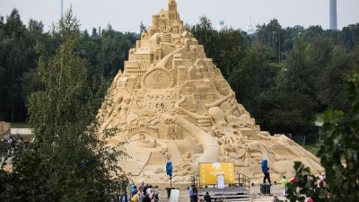 Auf Sand gebaut: Künstler schaffen vergängliches Werk