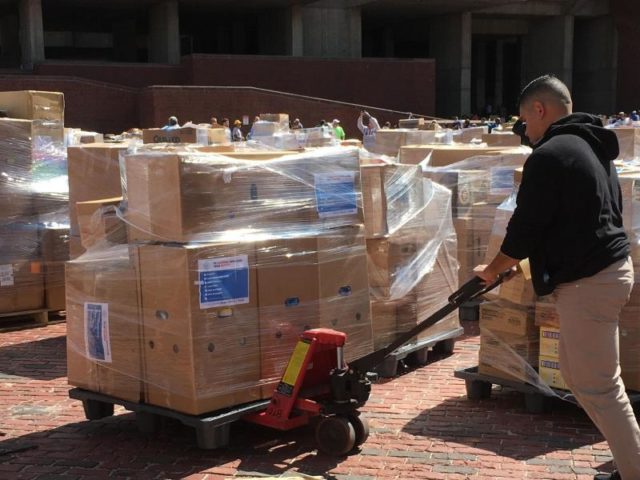 Hilfsgüter für die Hochwasseropfer werden in Boston, Massachusetts, zusammengestellt. Foto: Kenneth Martin/dpa