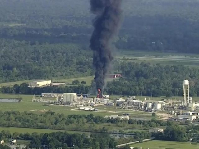 Rauch steigt von einer Chemiefabrik in Crosby bei Houston auf. Foto: KTRK/dpa