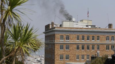 Rauch aus russischem Konsulat in San Francisco – User: „Sie verbrennen all die Liebesbriefe von Trump an Wladimir Putin“