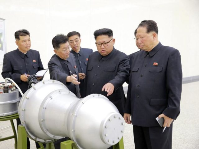 Kim Jong Un bei der Inspektion eines angeblichen Wasserstoffbomben-Sprengkopfes. Foto: KCNA via KNS/dpa