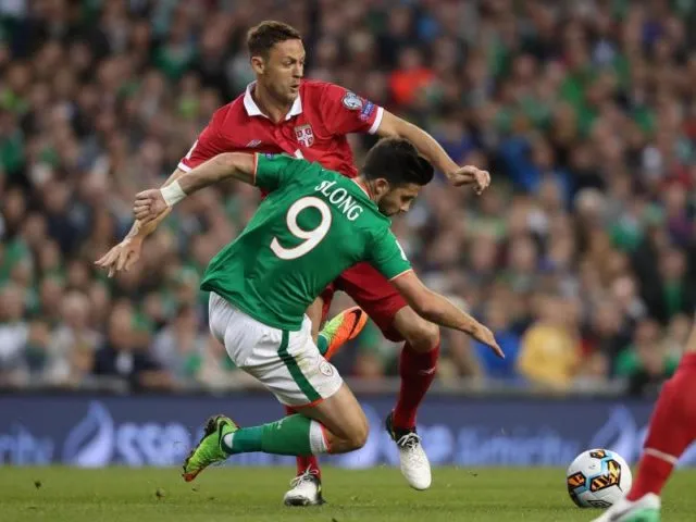 Irlands Shane Long (vorn/9) kämpft gegen den Serben Nemanja Matic um den Ball. Foto: Niall Carson/dpa