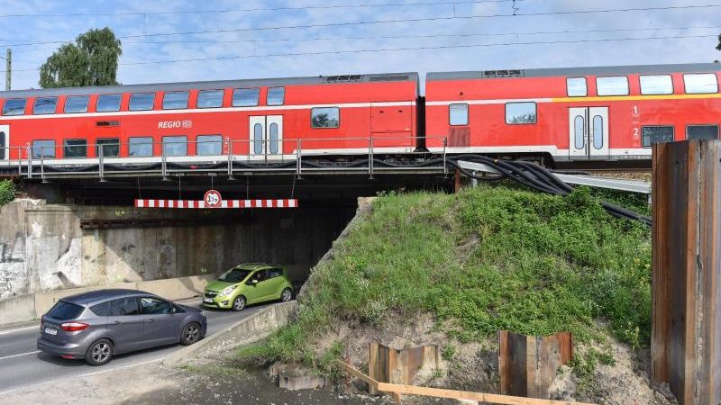 Düsseldorf: Bedrohung durch Schwarzfahrer – Zugbegleiter schließt sich in Abteil ein