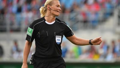 Schiedsrichterin Bibiana Steinhaus vor Bundesliga-Debüt