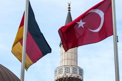 “Allah hat uns gesagt, Frauen zu schlagen”: Islam-Gemeinschaft aus Deutschland veranstaltet Jugendreisen zu umstrittenen Prediger