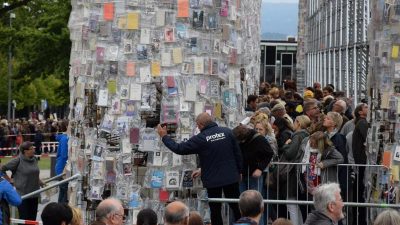 Abbau des documenta-Parthenons – Besucher nehmen sich die verbotenen Bücher ab