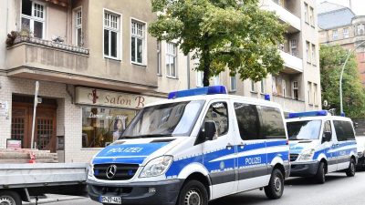 Auto fährt in Berlin in Bushaltestelle – fünf Verletzte