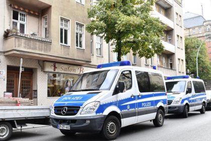 Auto fährt in Berlin in Bushaltestelle – fünf Verletzte