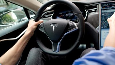 Tesla: Autopilot war während des tödlichen Unfalls in Kalifornien eingeschaltet