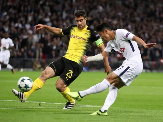 Der frühere Bundesligaprofi Heung-Min Son (r) traf zum 1:0 für Tottenham. Foto: Nick Potts/dpa
