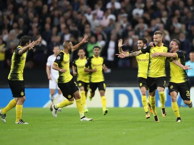 BVB-Neuzugang Andrej Jarmolenko (2.v.r) lässt sich nach dem zwischenzeitlichen Ausgleich feiern. Foto: Nick Potts/dpa