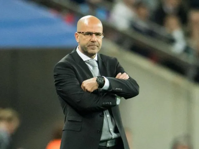 Der Dortmunder Trainer Peter Bosz verfolgte das Spiel konzentriert und angespannt. Foto: Bernd Thissen/dpa