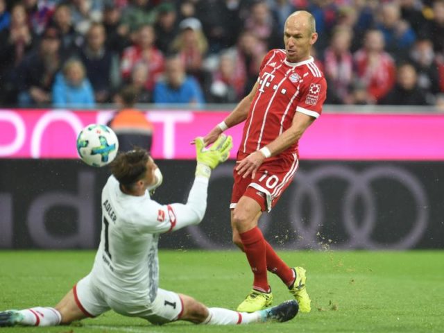 Arjen Robben hebt den Ball über Torwart Rene Adler hinweg ins Mainzer Netz. Foto: Andreas Gebert/dpa