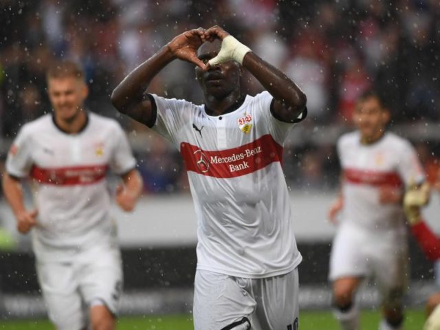 Stuttgarts Chadrac Akolo erzielte das 1:0 gegen den VfL Wolfsburg. Foto: Marijan Murat/dpa