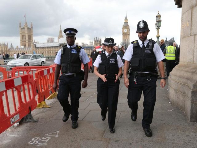 Polizisten auf der Westminster Bridge in London. Foto: Jonathan Brady/PA Wire/dpa
