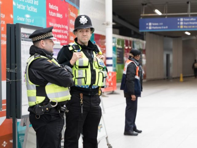 Polizisten bewachen die London Bridge Station. Foto: Vickie Flores/dpa