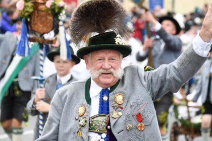 Ozapft is! – Reiter eröffnet 185. Oktoberfest mit zwei Schlägen