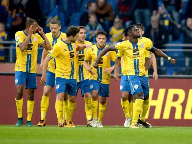 Die Braunschweiger bejubeln den Treffer von Joseph Baffo (r) zum 2:0 im Spiel gegen Fürth. Foto: Swen Pförtner./dpa