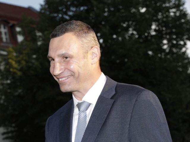 Vitali Klitschko hat zu beiden Kandidaten ein persönlich gutes Verhältnis. Foto: Jörg Carstensen/dpa