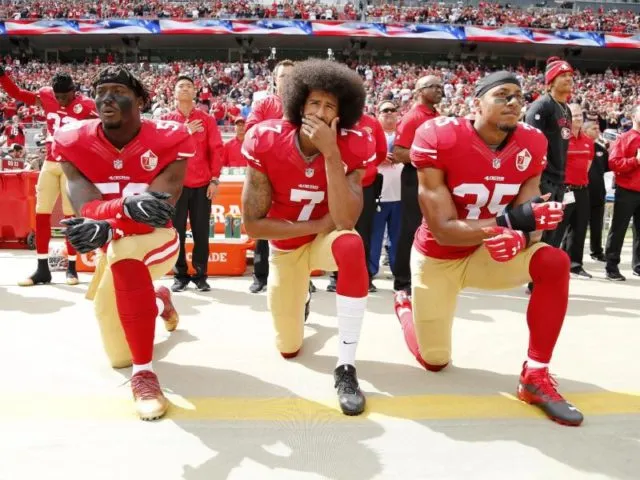 Colin Kaepernick (M) und zwei seiner ehemaligen Mitspieler der San Francisco 49ers. Foto: John G Mabanglo/dpa