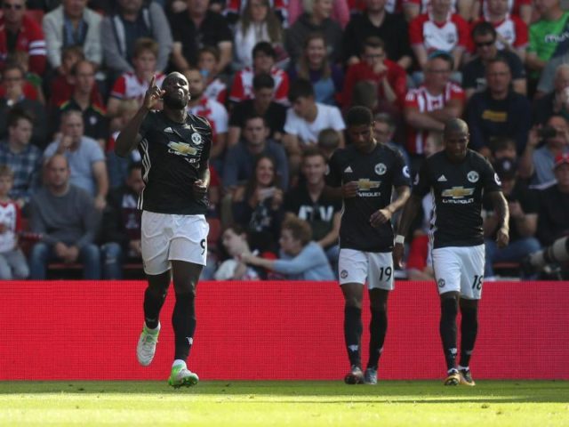 Romelu Lukaku (l) von Manchester United schoss das entscheidende 1:0 beim FC Southampton. Foto: Andrew Matthews/dpa