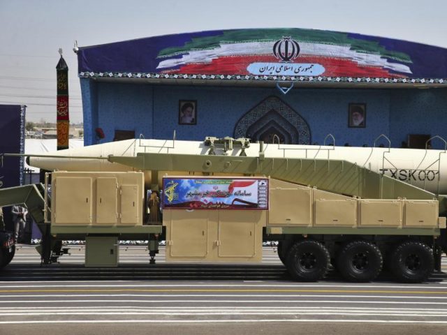 Die neueste Rakete Irans hat angeblich eine Reichweite von etwa 2000 Kilometern. Foto: Ebrahim Noroozi/dpa
