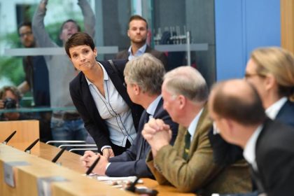 AfD verklagt Frauke Petry