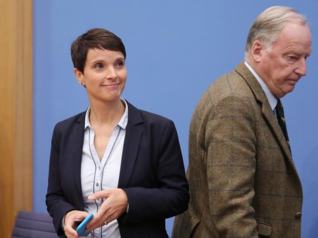 Frauke Petry und Alexander Gauland vor Beginn der Bundespressekonferenz in Berlin. Foto: Michael Kappeler/dpa