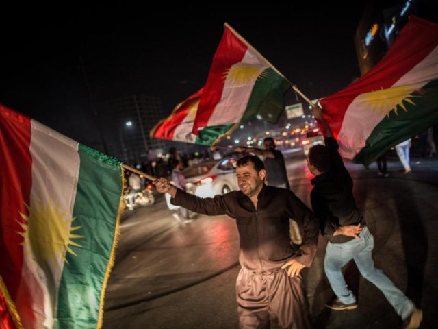 Kurden feiern nach der Schließung der Wahllokale. Foto: Oliver Weiken/dpa