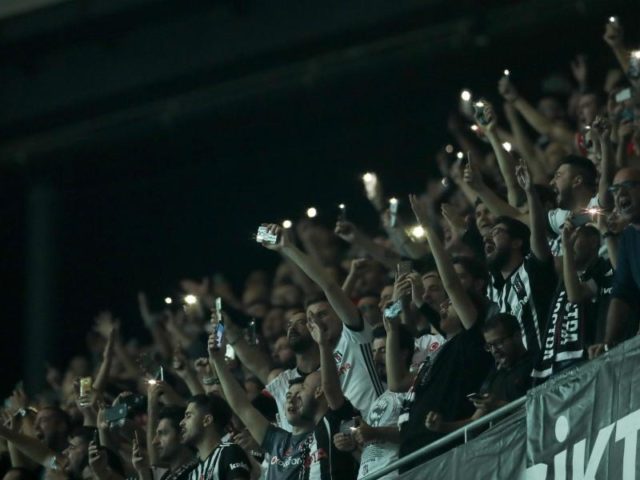 Nach dem Ausfall einer Hälfte der Flutlichts leuchteten die Zuschauer mit ihren Handys. Foto: Jan Woitas/dpa