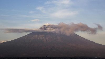 Behörden auf Bali fordern Vulkan-Flüchtlinge außerhalb Gefahrenzone zur Rückkehr auf