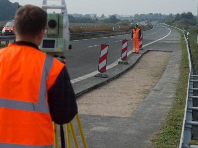 Aus Sicherheitsgründen muss die Autobahn A20 in Fahrtrichtung Lübeck gesperrt bleiben. Foto: Stefan Sauer/dpa