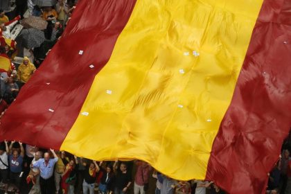 Antifa-Angriff: Spanier wegen Hosenträgern in Nationalfarben zu Tode geprügelt