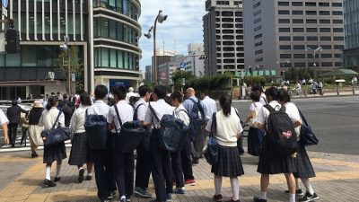 Öffentliche Grundschule in Tokio führt Armani-Uniformen ein