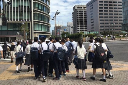 Öffentliche Grundschule in Tokio führt Armani-Uniformen ein