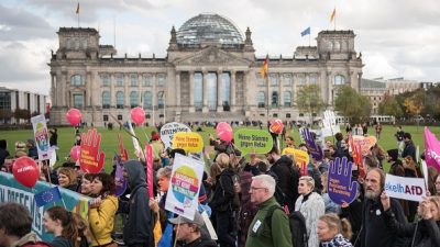 Bis zu 12.000 Menschen gingen in Berlin gegen die AfD auf die Straße + LIVE-VIDEO