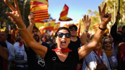 Hunderttausende Katalanen gehen gegen Unabhängigkeit von Spanien auf die Straße