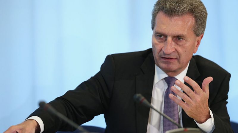 Oettinger warnt vor zu strengen CO2-Grenzwerten für Autos: „Einige Politiker sind zu blauäugig“