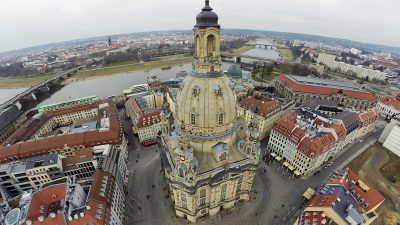Dresdner Frauenkirche mit riesigem „Bomber Harris“-Schriftzug besprüht