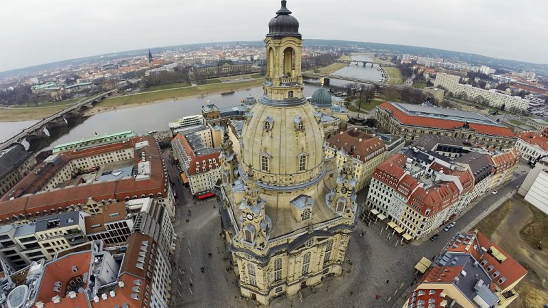 Dresdner Frauenkirche mit riesigem „Bomber Harris“-Schriftzug besprüht