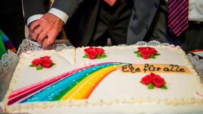 „Ehe für alle“ tritt in Kraft: Erste gleichgeschlechtliche Ehe in Berlin geschlossen