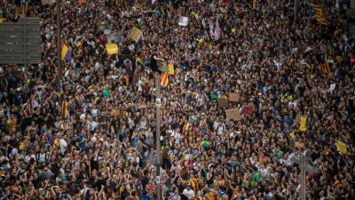 „Besatzungstruppen raus“: 300.000 Menschen demonstrieren in Barcelona – Polizisten flüchten