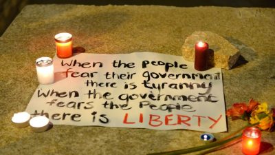 „Kriminelle, Lügner, euer Platz ist im Gefängnis“: Tausende fordern in Malta Wahrheit über Mord an Journalistin