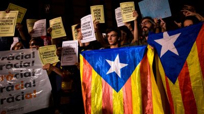 Untersuchungshaft für zwei Anführer der katalanischen Unabhängigkeitsbewegung – Proteste in ganz Katalonien