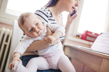 Mutter für “verstörendes” Foto mit ihrem Baby verachtet – Das Internet kennt die Wahrheit nicht