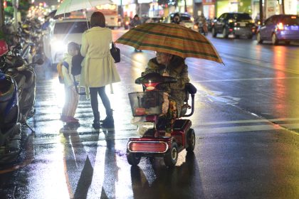 Dem Unwetter zum Trotz: Unbekannter schiebt schweren Elektrorollstuhl bergauf