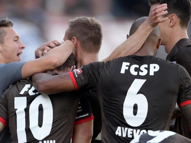 Der FC St. Pauli entschied in der Schlussphase das Spiel in Braunschweig. Foto: Swen Pförtner/dpa